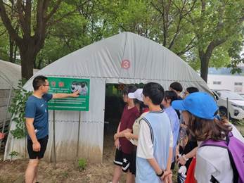 说明: 一群人站在树下描述已自动生成