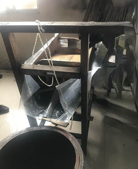 说明: 桌子上放着椅子低可信度描述已自动生成