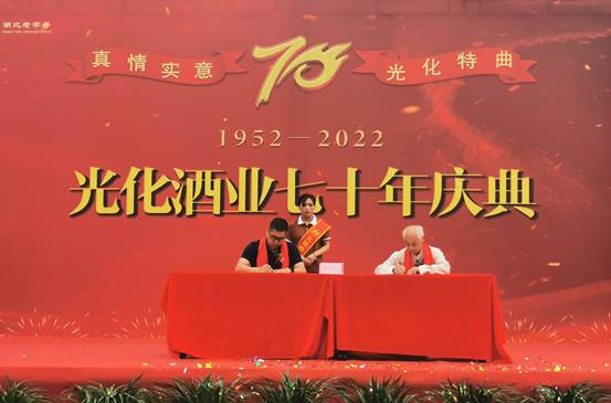 说明: 人的照片上写着字中度可信度描述已自动生成